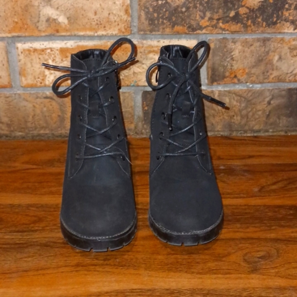 Black heel boots the brand is I.D. REQUIRED,the size is 1M, color black.